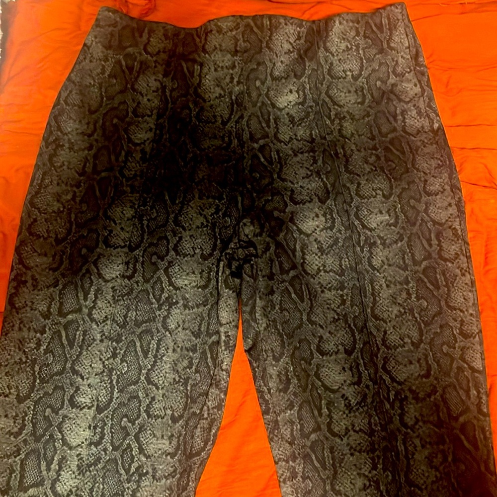 Tahari gray and black snakeskin skinny pants